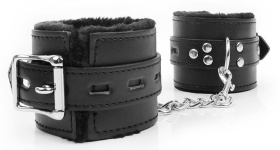 
Черные наручники на металлических карабинах фото в интим магазине Love Boat