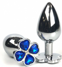 Серебристая анальная втулка с клевером из синих кристаллов - 8 см. фото в интим магазине Love Boat