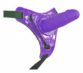 Фиолетовый страпон на лакированных трусиках - 12 см. фото в интим магазине Love Boat