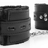 Черные наручники на металлических карабинах