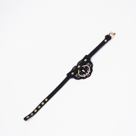 
Черный чокер с клепками и золотистой фурнитурой фото в интим магазине Love Boat