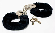 
Меховые черные наручники с ключами фото в интим магазине Love Boat