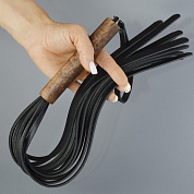 
Черная кожаная плеть с деревянной рукоятью - 58 см. фото в интим магазине Love Boat