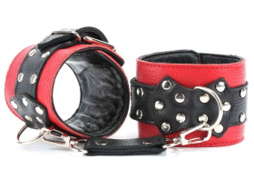 
Красные наручники с чёрными проклёпанными ремешками с пряжкой фото в интим магазине Love Boat