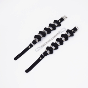 
Черные кожаные наручники из звеньев фото в интим магазине Love Boat