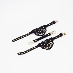 
Черные оковы с золотистой фурнитурой фото в интим магазине Love Boat