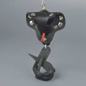 Черный кожаный брелок в форме кобры фото в интим магазине Love Boat