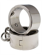
Серебристые гладкие металлические наручники с ключиком фото в интим магазине Love Boat