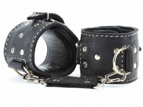 
Чёрные кожаные наручники с крупной строчкой фото в интим магазине Love Boat