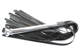 
Черная плетка с металлической ручкой - 43 см. фото в интим магазине Love Boat