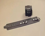 
Широкие кожаные наручники универсального размера фото в интим магазине Love Boat