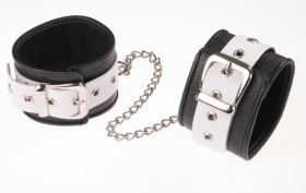 
Черно-белые оковы на ноги фото в интим магазине Love Boat