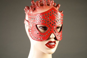 
Красная маска-очки с фурнитурой в виде заклепок фото в интим магазине Love Boat