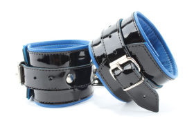 
Чёрные лаковые наручники с синим подкладом фото в интим магазине Love Boat
