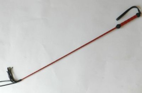 
Плетеный длинный красный лаковый стек с наконечником-кисточкой - 85 см. фото в интим магазине Love Boat