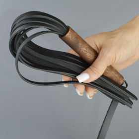 
Черная кожаная плеть с деревянной рукоятью - 44 см. фото в интим магазине Love Boat