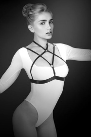 Черная упряжь на грудь Alyssa фото в интим магазине Love Boat