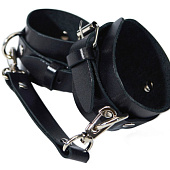 Черные кожаные наручники с соединением на карабинах