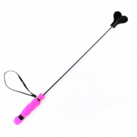 
Черный лаковый стек с розовой меховой ручкой - 61 см. фото в интим магазине Love Boat
