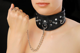 
Чёрный ошейник из кожи фото в интим магазине Love Boat