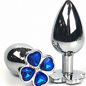 Серебристая анальная втулка с клевером из синих кристаллов - 8 см.