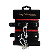 
Черные наручники с красной подкладкой, строчками и скругленными ремешками фото в интим магазине Love Boat