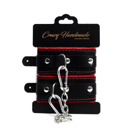 
Черные наручники с красной подкладкой, строчками и скругленными ремешками фото в интим магазине Love Boat