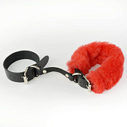 
Черные кожаные наручники со съемной красной опушкой фото в интим магазине Love Boat