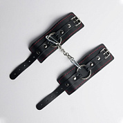 
Черные кожаные наручники с красной строчкой фото в интим магазине Love Boat