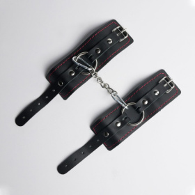 
Черные кожаные наручники с красной строчкой фото в интим магазине Love Boat