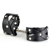 Черные кожаные наручники  Цезарь  с цепочкой на карабинах