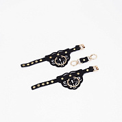 
Черные кожаные наручники с клепками, кольцами и золотистой фурнитурой фото в интим магазине Love Boat