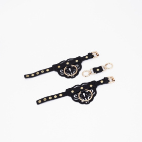 
Черные кожаные наручники с клепками, кольцами и золотистой фурнитурой фото в интим магазине Love Boat
