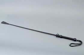Чёрный стек с плетеной ручкой и наконечником-ступнёй - 70 см.