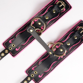 Черные кожаные оковы с розовой строчкой