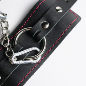 Черные кожаные наручники с красной строчкой