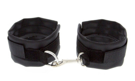 
Чёрные полиуретановые наручники с карабином Beginners Wrist Restraints фото в интим магазине Love Boat