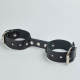 Черные кожаные наручники-фиксатор