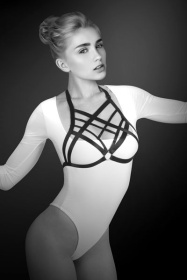 Черная упряжь на грудь Clara фото в интим магазине Love Boat
