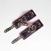 
Черные кожаные наручники с розовой строчкой фото в интим магазине Love Boat