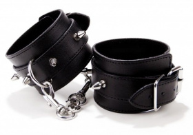 
Чёрные кожаные наручники с шипами Spiked Leather Handcuffs фото в интим магазине Love Boat