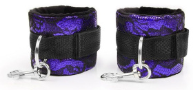 
Фиолетово-черные наручники с карабинами фото в интим магазине Love Boat