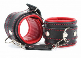 
Черные наручники с красным подкладом фото в интим магазине Love Boat