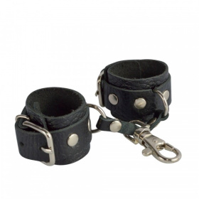 Черный кожаный брелок в виде наручников фото в интим магазине Love Boat