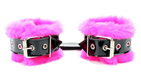 
Розовые меховые наручники с ремешками из лакированной кожи фото в интим магазине Love Boat