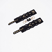 
Черные кожаные наручники с узорами и золотистой фурнитурой фото в интим магазине Love Boat