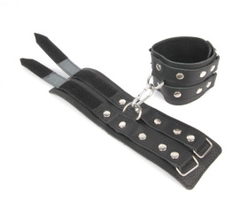 
Черные широкие кожаные наручники с заклепками на карабине фото в интим магазине Love Boat