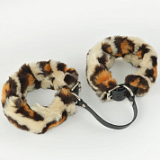 
Черные кожаные оковы со съемной леопардовой опушкой фото в интим магазине Love Boat