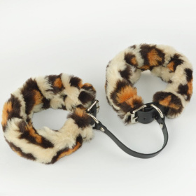 
Черные кожаные оковы со съемной леопардовой опушкой фото в интим магазине Love Boat