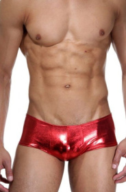 Ярко-красные трусы-хипсы из гладкого блестящего материала фото в интим магазине Love Boat